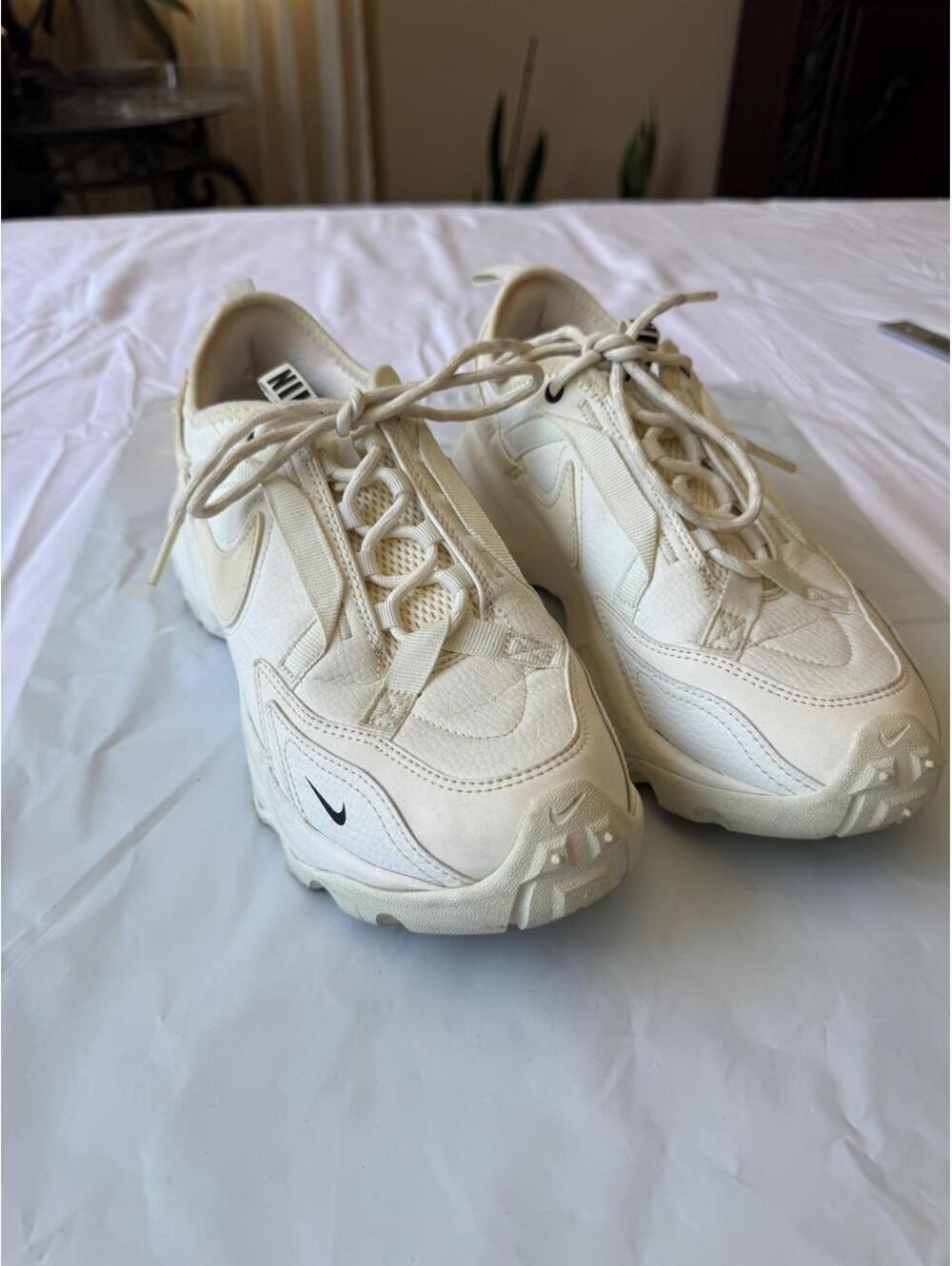 Nike Women's White and Cream Trainer size 8